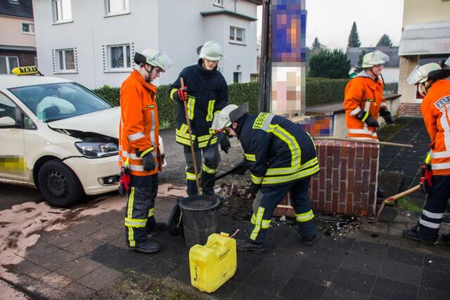 Die Trümmerteile werden zusammengekehrt.
