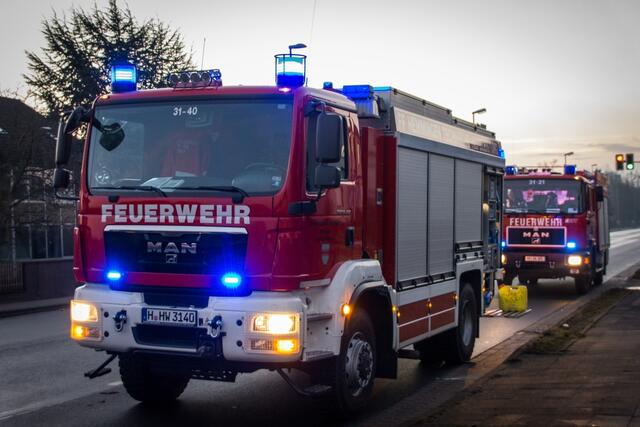 vorne der RW (Rüstwagen) und dahinter das LF (Löschgruppenfahrzeug) 16