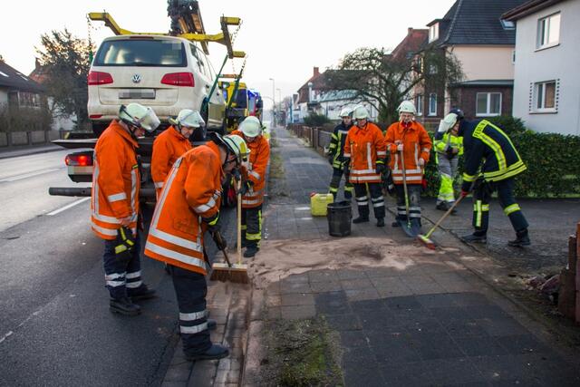 Die Fahrbahn und der Bürgersteig werden gereinigt.