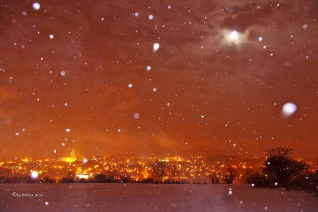 Blick auf Annaberg bei Vollmond und Schneefall