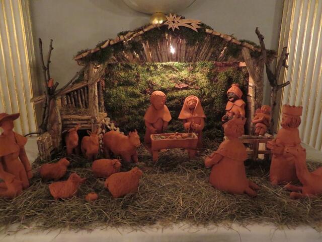Altenhagens Tonkrippe, fertiggestellt im Jahr 2013 (Figuren von Anneliese Mund und Elke Thiel, Stall von Norbert Fürchtenicht)