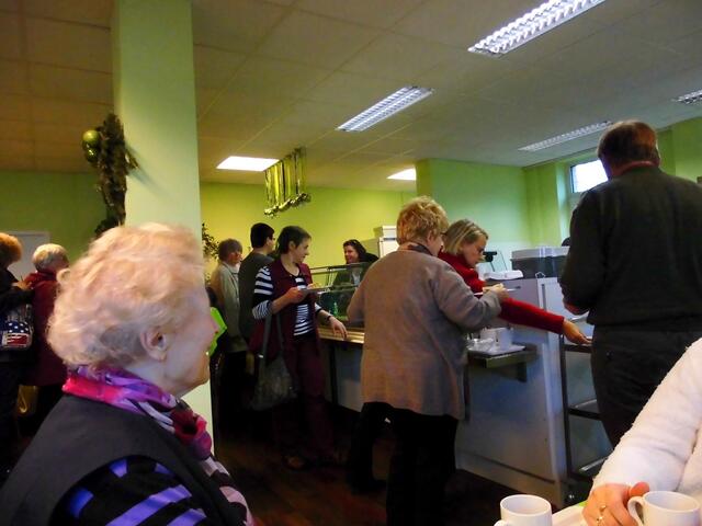 . . . an der Theke für Kaffee/Tee und Kuchen . . .