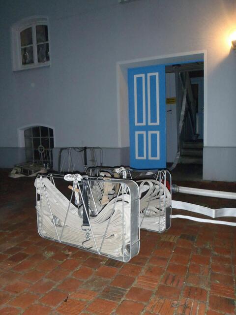 ...Schlauchtragekörbe vor der Haustür, eine Schlauchleitung durch den Flur bis in die 2. Etage...