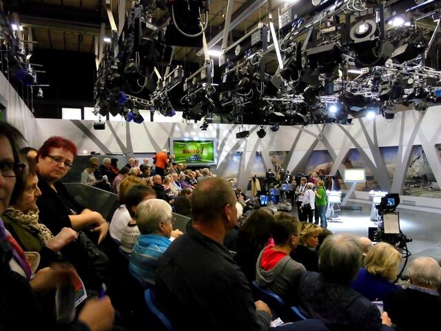 . . . im Fernsehstudio, die Besucher und unter der Decke die vielen Scheinwerfer . . .