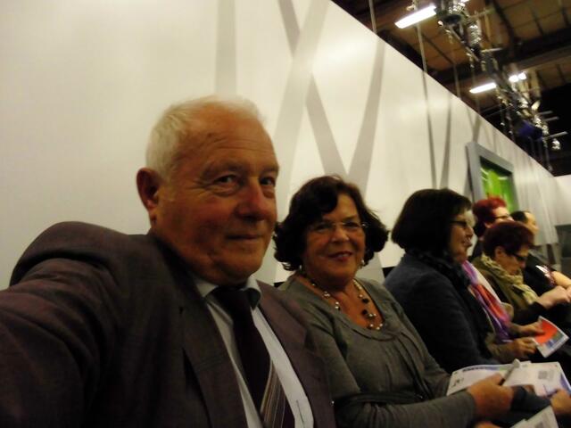 . . . meine Frau und ich auf der Zuschauertribühne . . .