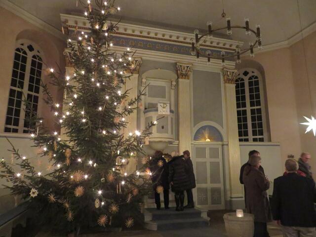Nach der Andacht in der St. Vincenz-Kirche in Altenhagen stehen einige Teilnehmende noch bei Tee und Punsch zusammen