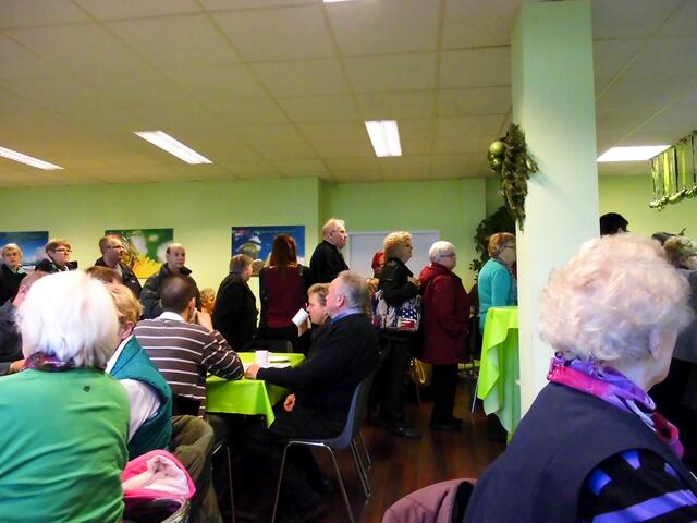 . . . anstellen zum Kaffee/Tee- und Kuchen-Abholen in der Kaffeestube . . .