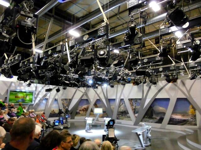 . . . im Fernsehstudio, die vielen Scheinwerfer unter der Decke . . .