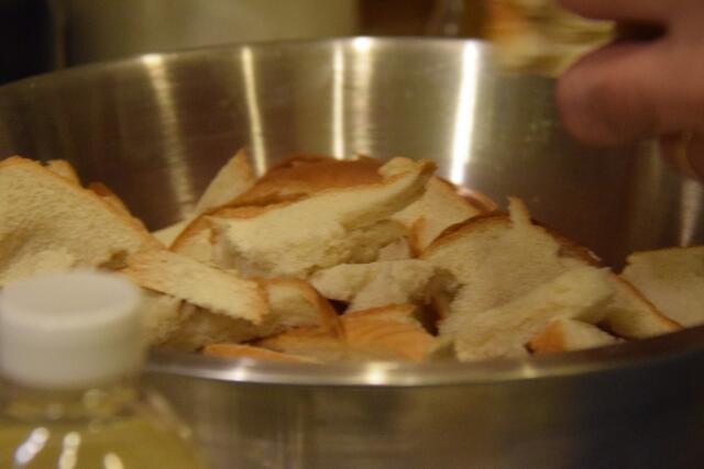 kleingerupftes Weißbrot