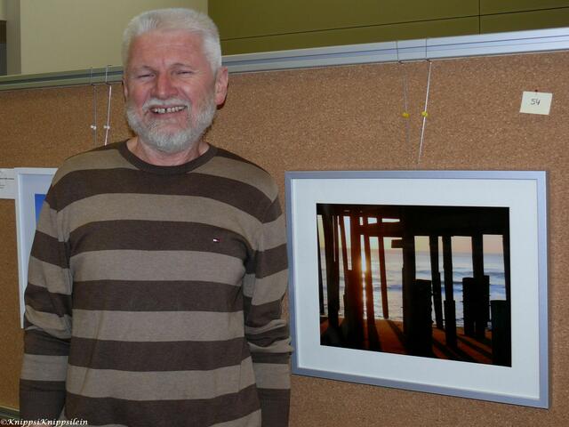 Aussteller Roland Ehrig mit seinem Lieblingsbild " Schattenspiele"