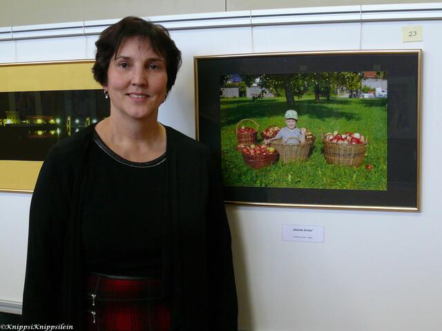 Ausstellerin Christine Gumpp mit ihrem Lieblingsbild "Reiche Ernte"