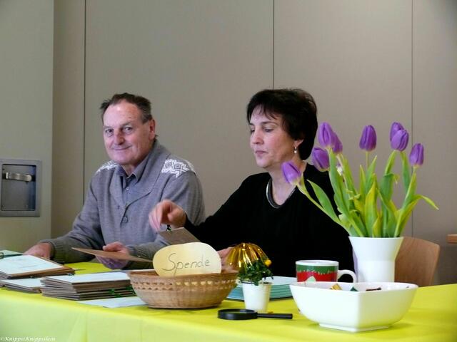 Rainer Hurler und Christine Gumpp am "Empfang". Jeder Fotofreund hilft an den Ausstellungstagen mit-beim Aufbau,beim Auszählen und beim Abbau.