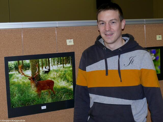 Aussteller Norbert Pfaller mit seinem Lieblingsbild "Im Wald"