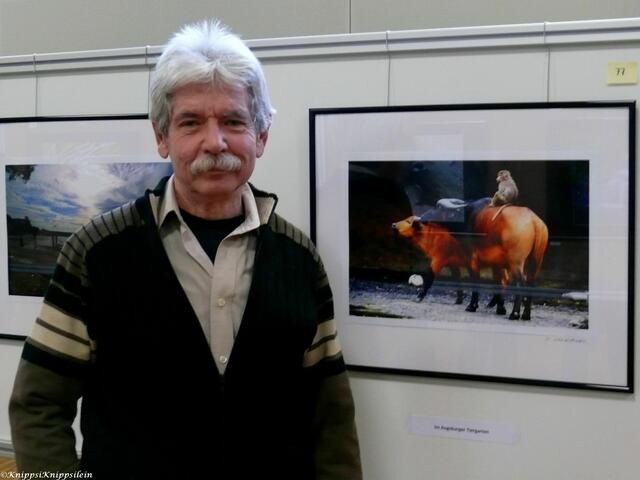 Aussteller Dieter Herber mit seinem Lieblingsbild " Im Augsburger Tiergarten"