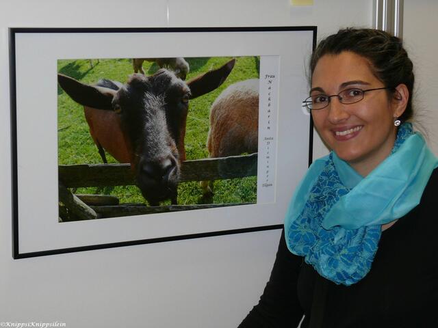 Ausstellerin Anita Dieminger mit ihrem Lieblingsbild " Frau Nachbarin"