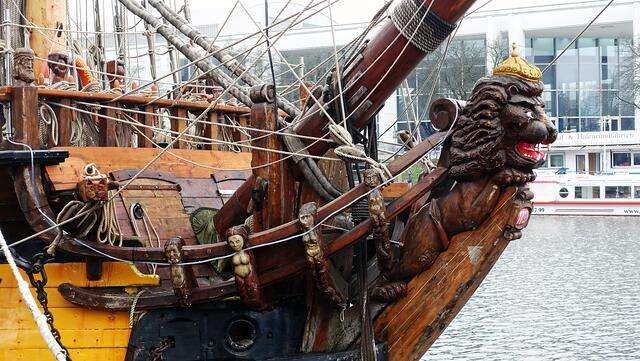 Zum Projekt „Sail Training Ship Shtandart“ gehört vorrangig die Ausbildung russischer Jugendlicher im Holzschiffsbau sowie der Umgang mit traditionellen Segelschiffen. Foto: Helmut Kuzina