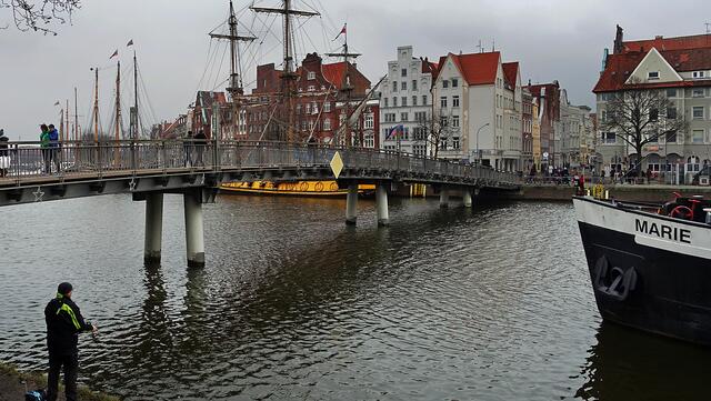 Das russische Segelschiff „Shtandart“ liegt in Lübeck hinter der Fußgängerbrücke im Museumshafen. Foto: Helmut Kuzina