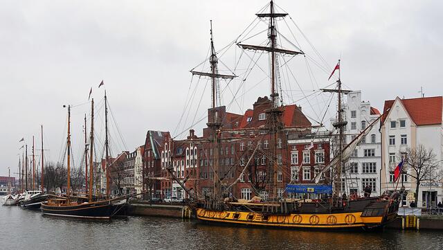 Über der Wasserlinie sehen die Masten, das Tauwerk, das Ruder, die Kanonen und die originalgetreuen Holzschnitzereien in auffälliger Farbgebung wie bei einem historischen Schiff der ersten Hälfte des 18. Jahrhunderts aus. Foto: Helmut Kuzina