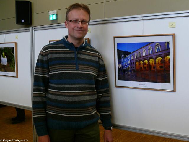 Aussteller Josef Steiner mit seinem Lieblingsbild "Lichtpalast"