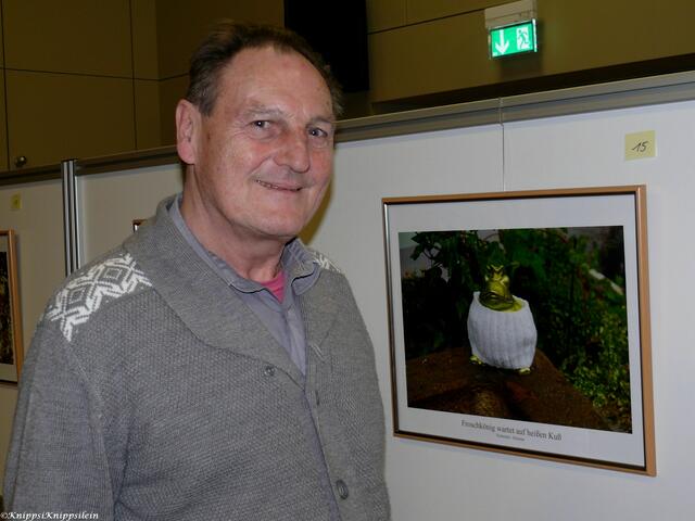 Organisator Rainer Hurler mit Bild "Froschkönig"