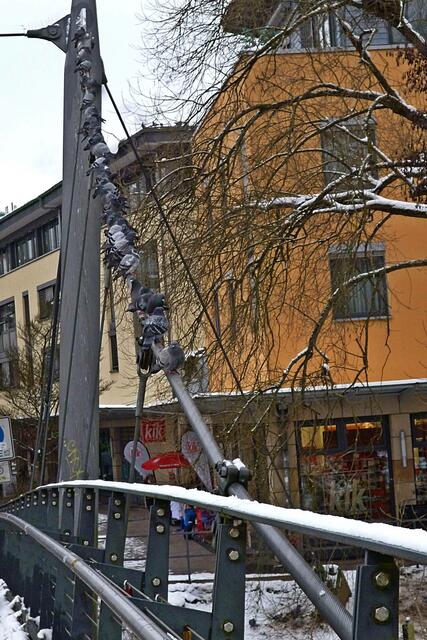 Taubengalerie, auf der voll besetzten Vertstrebung der Brücke