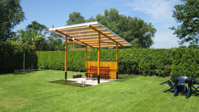 Gartenterrasse mit Goldfischteich