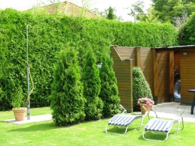 Gartensauna mit Liegewiesen