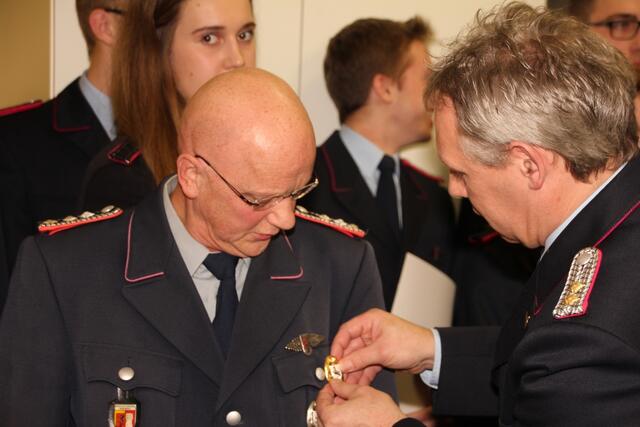 Andreas Immisch (links) wird vom stellv. Stadtbrandmeister Ralf Brinkmann für seinen 40-jährigen Dienst in der Feuerwehr geehrt.