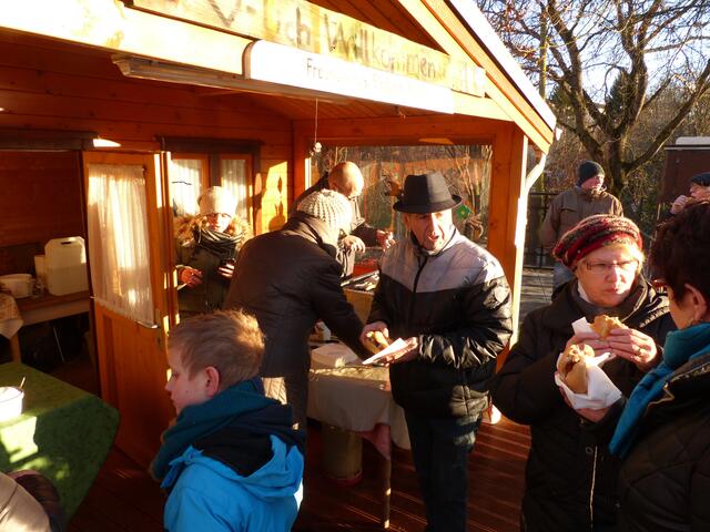 mit leckeren Bratwurstsemmeln in der Sonne - da kann man es aushalten ....