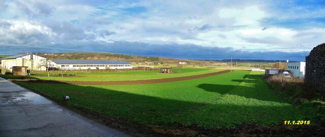 11.Januar - Sonntagsbilder - Feldansichten / Panorama (2) ! Temp: Früh 2°C Plus / 10:43h 5°C Plus / Wind: 4-6 / bewölkt - trübe - und sonnig ! Der aktueller Wetterbericht von Nebra: Heute werden in Nebra Höchsttemperaturen von 4° (gefühlt: -1°) und frischer Wind (30 km/h) aus Westsüdwest mit stürmischen Böen (72 km/h) erwartet. Es kommt zu Niederschlagsmengen von 3 - 5 l/m², die Niederschlagswahrscheinlichkeit beträgt 74%, die Luftfeuchtigkeit
