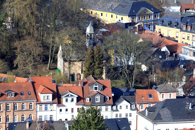 Blick vom Marburger Schloss zum Michelchen, das von der Höhe aus gesehen hinter der Häuserreihe der Ketzerbach liegt.
