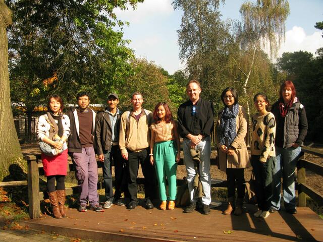 Einheimische und Expats besuchen den Zoo Duisburg.