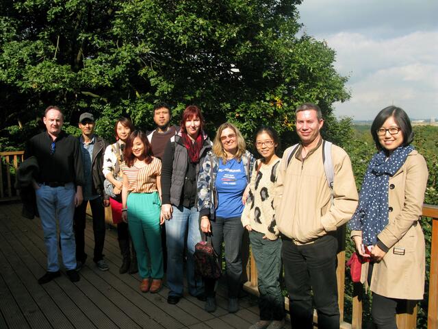 Einheimische und Expats besuchen den Zoo Duisburg.