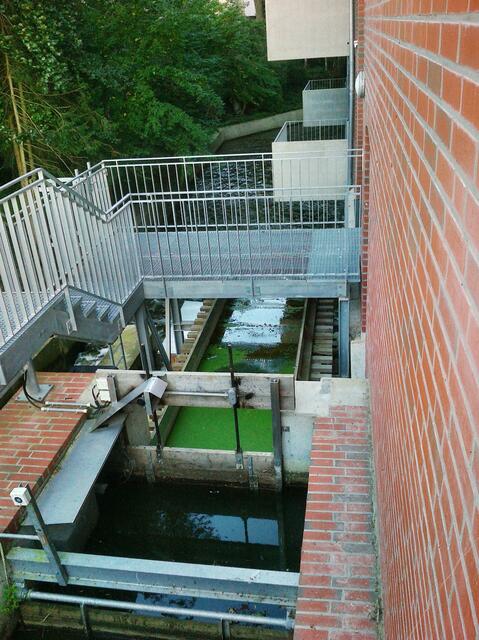 Blick auf die Wehranlage, in den Nebenräumen im Untergeschoß wurde 2012 ein kleines Mühlenmuseum des Heimatvereins eingerichtet