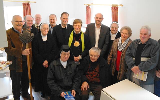 Eröffnungsfeier: Sitzend v.l. Schwester Gabrielis, Hausgleistlicher Pater Horst, stehend v. l. Kurt Unglert (Vors. der Pilger vom Weg, Donauwörth), Herbert Seitz (Vors. Jakobus-Pilgerfreunde, Augsburg), Joachim Rühl (Präsident der Fränkischen St.-Jakobusgesellschaft), Schwester Ludmilla, Allmannshofens Bürgermeister Manfred Bummer, Wallfahrtspfarrer Hubert Ratzinger, Brigitte Tanneberger (2. Vors. Pilger vom Weg, Donauwörth), Hoteldirektor Philipp Flamm, Schwester Isentrudis,  Zenta Sedlmaier, ein Pilger