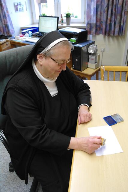 Schwester M. Insentrudis Mayer mit dem Pilgerstempel