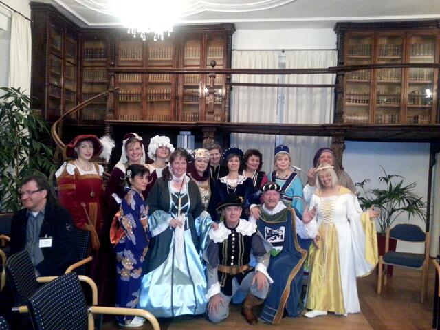 Abschlussgruppenbild "mit Dame"