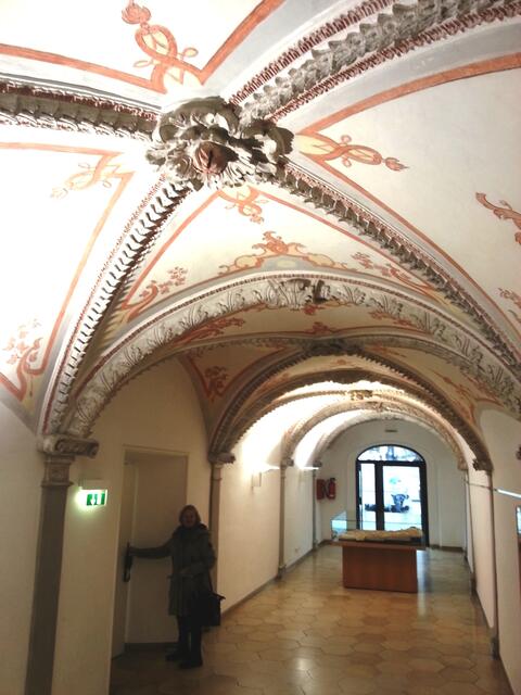 Eingangshalle zum Alten Landsberger Rathaus mit Deckenfresko