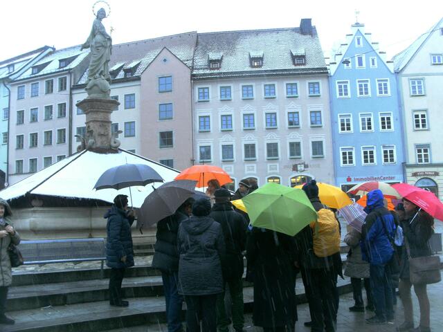 Auch der fallende Schneeregen, konnte die rege Beteiligung der verschieden Gästegruppen nicht an der Ausführung hindern...