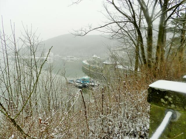 Sperrmauer im leichten Schnee.