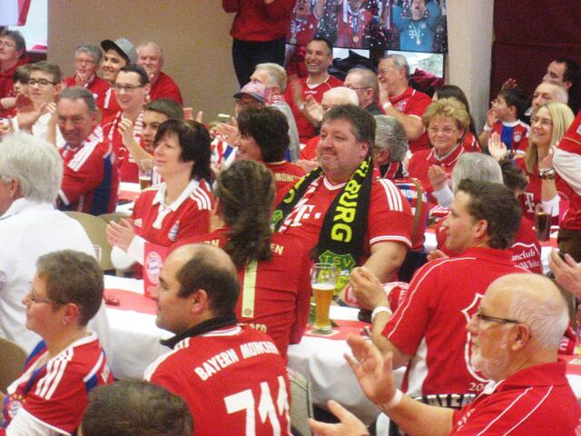 Der TSV Lützelburg-Fußball überreichte eine schöne Spende zugunsten der krebskranken Kinder.              ( Abt.-Ltr. mit gelbem Schal ) u. links daneben die stellv. Bürgermeistererin v. Gablingen