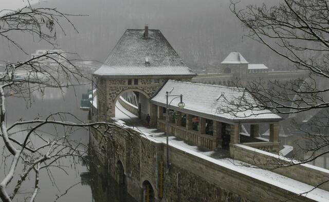 Leichte Schneedecke auch auf der Sperrmauer