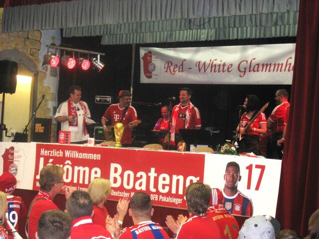 Vice Manuel Tausend verkündet                                mit Unterstützung der Wonder Docs   " Er ist da " !