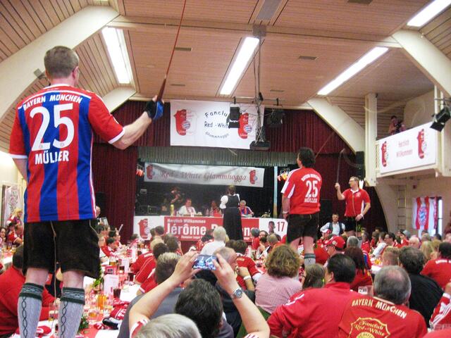 Gersthofer Trachtenverein mit WM-Schuhplattler und seine Goislschnalzer bei ihrer tollen Einlage