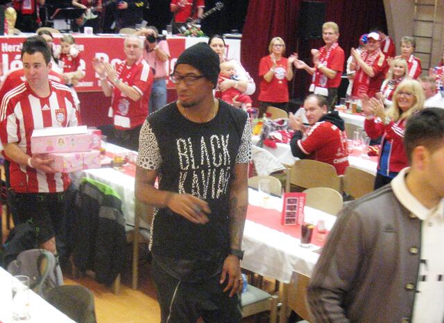 Abschied mit Präsente für seine beiden Töchter im Schlepp ;-))