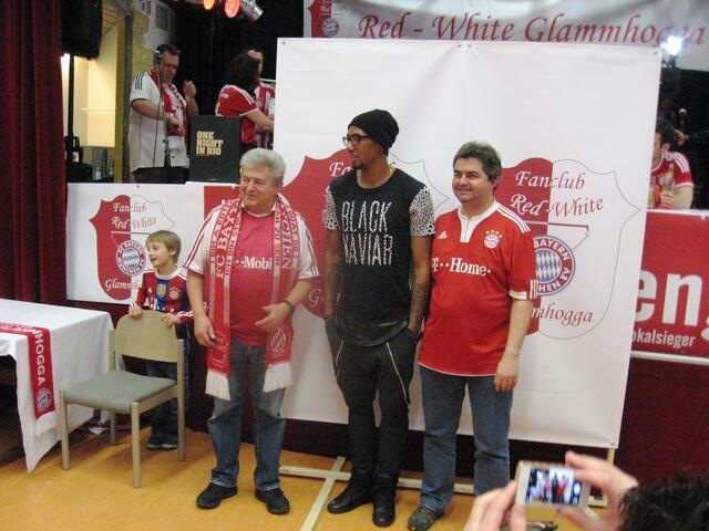 Stolzer Vater mit Sohn bei Boateng