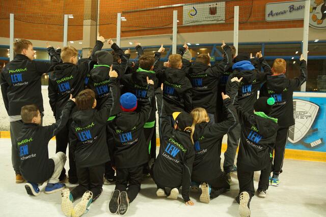 Das Knabenteam des EV Königsbrunn freut sich sehr über die neuen Softshell-Jacken