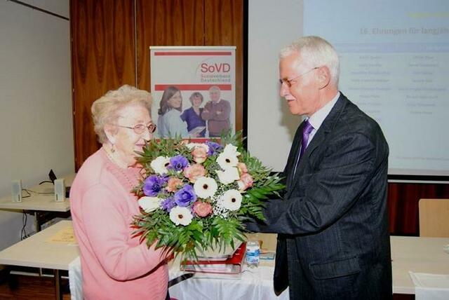 Blumen an Margarete Voigt für ihre 40-jährige Mitgliedschaft | Foto: „Leinetal Online News /Rasmussen“