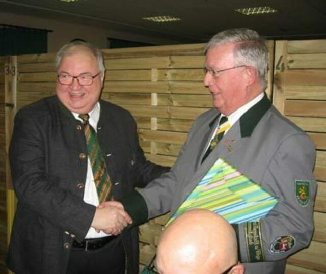 Joachim Brandt dankt und würdigt Horst Dettmer