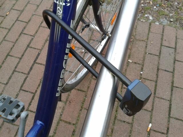 Wenn ich das Fahrrad klauen möchte, brauche ich mindestens eine Flex. Auf jeden Fall kann ich dieses Rad jetzt nicht einfach wegtragen!